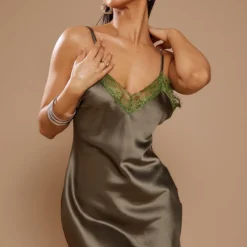 Petite Robe à Fines Bretelles Satinée Vert Olive à Bordures En Dentelle