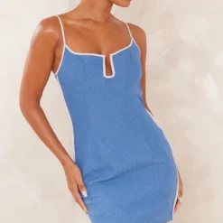 Robe Moulante Effet Lin Bleue Barre En V à Bretelles Et Coutures Contrastantes