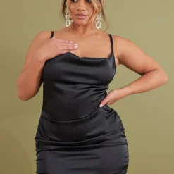 Shape Robe Moulante Stretch Satinée Noire Froncée à Col Bénitier