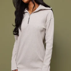 Tall Robe Pull Oversize Beige Côtelée à Col Montant Et Demi Zip -Jolie Vêtue Soldes Magasin a26b82ae2643ab4ffb64e071eb7eee0e3f2b0ee9 cnc4013 3