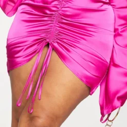 Plus Robe Décolletée Satinée Fuchsia Froncée Sur L'avant -Jolie Vêtue Soldes Magasin a2f79249affecc42bc8821850194fe3d7d78f4b8 cmo7807 5