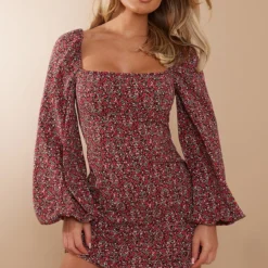 Robe Droite Col Carré Et Manches Bouffantes Rouge à Petites Fleurs