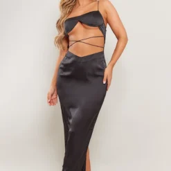 Robe Longue Satinée Noire à Découpes Et Bretelles