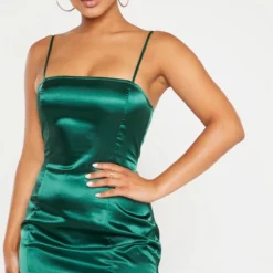 Petite Robe Moulante Satinée Vert émeraude à Col Droit Et Fines Bretelles