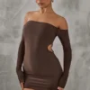 Robe Très Moulante Chocolat à Col Bardot Et Découpes Sur Les Côtés