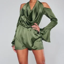 Robe Droite Satinée Kaki à Col Bénitier Et épaules Dénudées