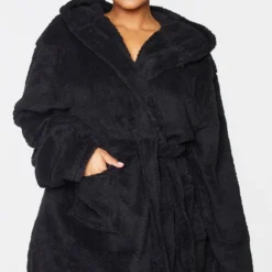 PRETTYLITTLETHING Plus Robe De Chambre Noire Duveteuse