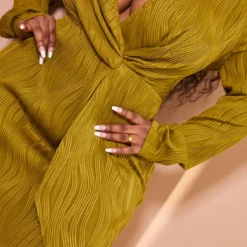 Plus Robe Plissée Vert Olive Croisée Sur Le Devant -Jolie Vêtue Soldes Magasin b16d7fa2a8e03cbd575ed3d29a1b75dc8da35cf9 cmw3938 5