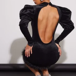 Robe Moulante En Velours Noir à Bordure En Plumes Et Manches Bouffantes