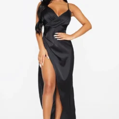 Petite Robe Longue Satinée Noire Détail Portefeuille