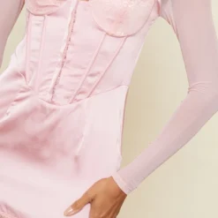 Robe Moulante Satinée Rose à Manches En Mesh Détail Crochets & Oeillets Et Dentelle -Jolie Vêtue Soldes Magasin b37fca3f0ecc388807bdff21e7a14e0b103a25ee cnd0375 4