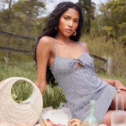 Robe Corset Droite à Carreaux Noirs Et Blancs Et Armatures Détail Dos Nu