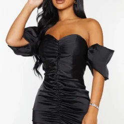 Petite Mini Robe Satinée Froncée Noire à Manches Bouffantes