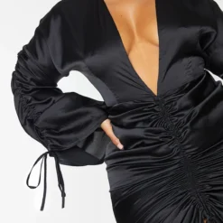 Plus Robe Décolletée Satinée Noire Froncée Sur L'avant -Jolie Vêtue Soldes Magasin bd711a4907f5f8dfd05f548fad8a9c199eb78b23 cmn8204 5