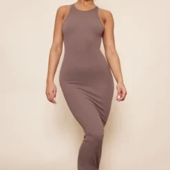 Robe Longue Côtelée Structurée Taupe Foncé Détail Contours à Dos Nageur
