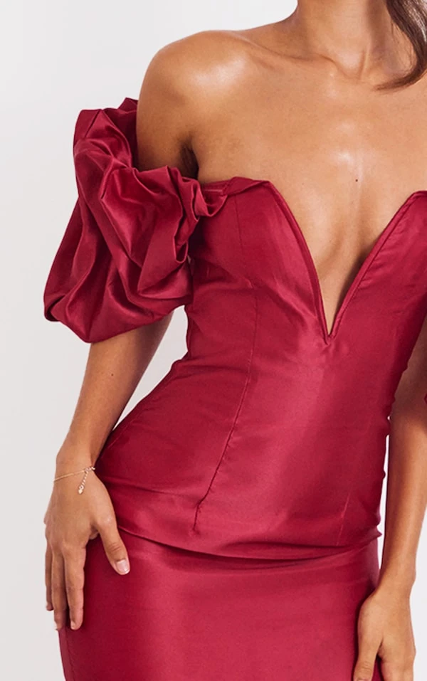 Petite Robe Moulante Bordeaux à Décolleté Plongeant Et Manches Volantées 6 Petite Robe Moulante Bordeaux à Décolleté Plongeant Et Manches Volantées – Image 4