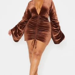 Plus Robe Moulante Chocolat En Velours à Décolleté Plongeant Et Fronces