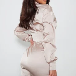 Robe Chemise Satinée Champagne à Taille Ajustée -Jolie Vêtue Soldes Magasin c1cc5a6f9e169f25f62a12be69666cb96b0c6d66 cnc7696 2