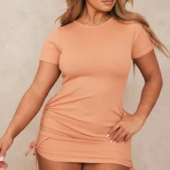 Logic Shape Robe Moulante Côtelée Argile à Côtés Froncés Et Manches Courtes -Jolie Vêtue Soldes Magasin c2754e93a2d7ecfa43210d9cbb385b4a72bb7063 cnd5528 4