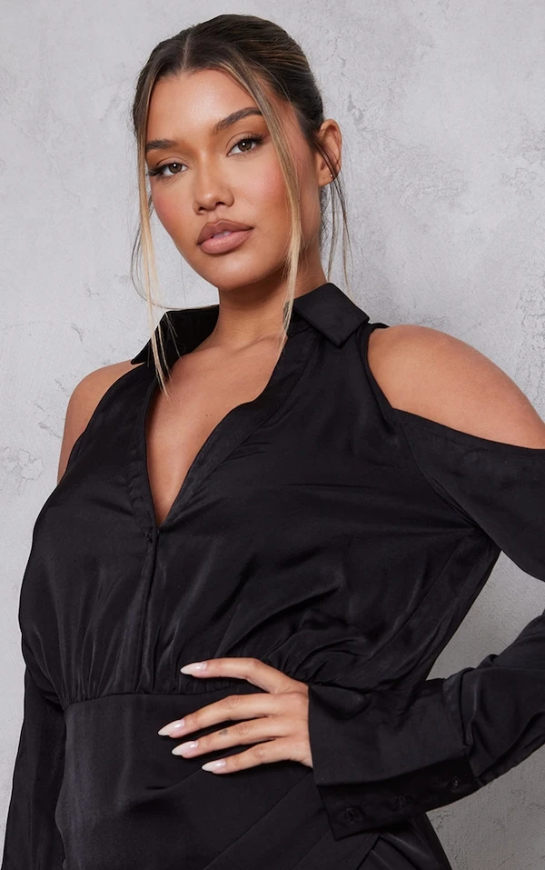 Robe Chemise Cache-coeur Satinée Noire à épaules Dénudées 6 Robe Chemise Cache-coeur Satinée Noire à épaules Dénudées – Image 4