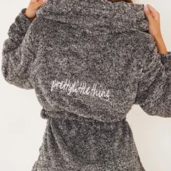 PRETTYLITTLETHING Robe De Chambre Gris Anthracite Duveteuse à Capuche -Jolie Vêtue Soldes Magasin c47bae1b0534baa3c3dfcc662c491cb128155e66 clz4463 4