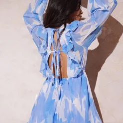 Robe Droite En Mousseline De Soie Bleu Ciel Imprimé Abstrait à Dos Noué