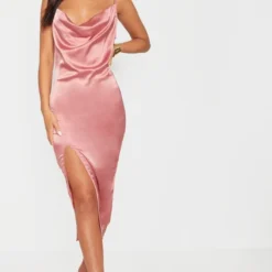 Robe Mi-longue Satinée Vieux Rose à Col Bénitier