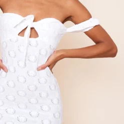Robe Moulante Brodée Blanche Nouée à Col Bardot -Jolie Vêtue Soldes Magasin c60d287bd97ae2e484cb79845c8ed01a261a063d cnd8878 4