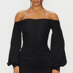 Robe Moulante Noire Côtelée à Col Bardot & Manches Bouffantes