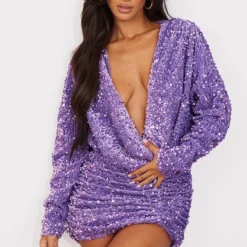 Petite Mini Robe En Velours Lilas à Sequins Et Décolleté Plongeant