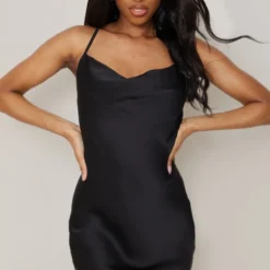 Tall Robe Droite Satinée Noire à Col Bénitier