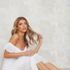 Robe Longue Texturée Blanche à Volants Et Col Bardot -Jolie Vêtue Soldes Magasin cc7ac4bdc1fdbf25142fa0c0ba65b0c2e420387f cnd7621 3