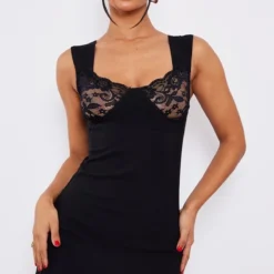 Petite Robe Moulante à Bonnet En Dentelle Noire