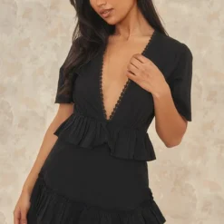 Robe Droite Noire à Jupe à étages Volantés Et Manches Courtes