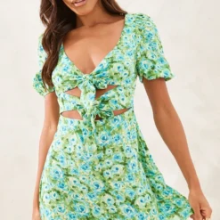 Robe Droite Bleue Fleurie à Manches Courtes Et Devant Noué