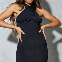 Petite Robe Moulante Noire Croisée Devant à Détail Buste