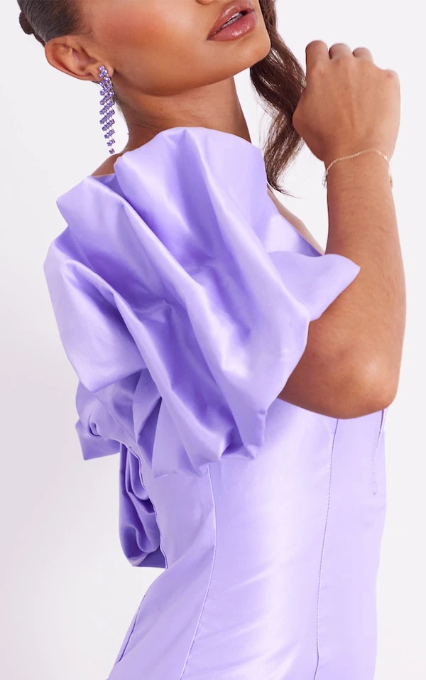 Petite Robe Moulante Lilas à Décolleté Plongeant Et Manches Volantées 6 Petite Robe Moulante Lilas à Décolleté Plongeant Et Manches Volantées – Image 4