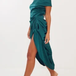 Robe Mi-longue Satinée Vert émeraude à épaules Dénudées Et Jupe Drapée -Jolie Vêtue Soldes Magasin d4d4954f5bb2bfe3e3a15aa0e019bf90861ff720 cmv8119 4