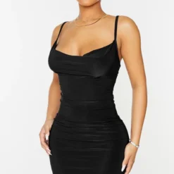 Petite Robe Moulante Noir Profond à Col Bénitier