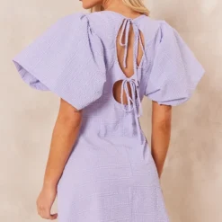 Robe Moulante Lilas à Corset Structuré Et Manches Bouffantes