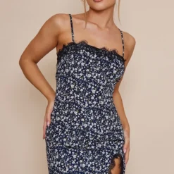 Robe Droite Bleu Marine Imprimé Petites Fleurs à Bretelles Et Détail Dentelle 9 Robe Droite Bleu Marine Imprimé Petites Fleurs à Bretelles Et Détail Dentelle -Jolie Vêtue Soldes Magasin da79add0d87bba36194c34e19c34d71baa703d12 cnc8296 3