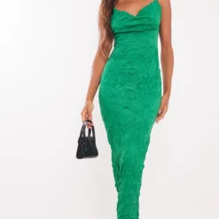 Robe Longue Verte Crêpée à Col Bénitier Et Croisée Dans Le Dos