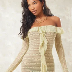 Robe Moulante Drapée En Dentelle Kaki Transparente à Col Bardot Et Volants