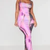 Shape Robe Moulante Longue Rose Imprimé Abstrait à Bretelles Spaghetti