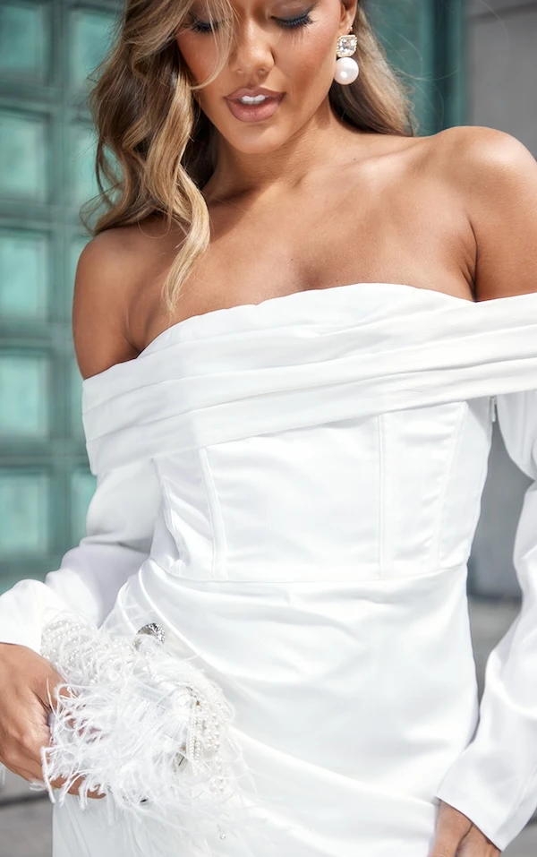 Robe Longue Blanche Fendue à Manches Longues Et Col Bardot 6 Robe Longue Blanche Fendue à Manches Longues Et Col Bardot – Image 4