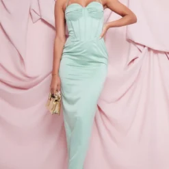 Robe Longue Satinée Froncée Vert Sauge à Corset Et Dos Nu