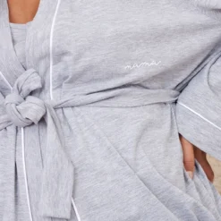 Maternité Robe De Chambre De Grossesse Grise à Slogan Mama -Jolie Vêtue Soldes Magasin e3c71afad3e0c9cd41d7b08a75532129d4d459fd cnd0082 4