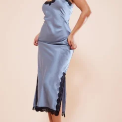 Robe Longue Satinée Bleue Fendue à Bordure En Dentelle Et Fines Bretelles -Jolie Vêtue Soldes Magasin e4e82298d5243bbd8722803fb408d403f03d759a cnc3037 3