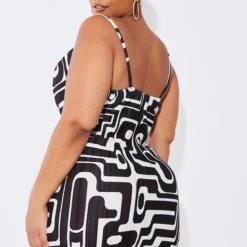 Plus Robe Moulante Plissée Noire à Imprimé Et Col Bénitier -Jolie Vêtue Soldes Magasin e5a7cca97f2da7bfaeec77f246c527579c535051 cna7527 2