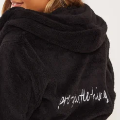 PRETTYLITTLETHING Robe De Chambre Noire Duveteuse à Capuche -Jolie Vêtue Soldes Magasin e7f6fe6d32bda2a00d6fe051fc0da831a450418a cmc5053 4